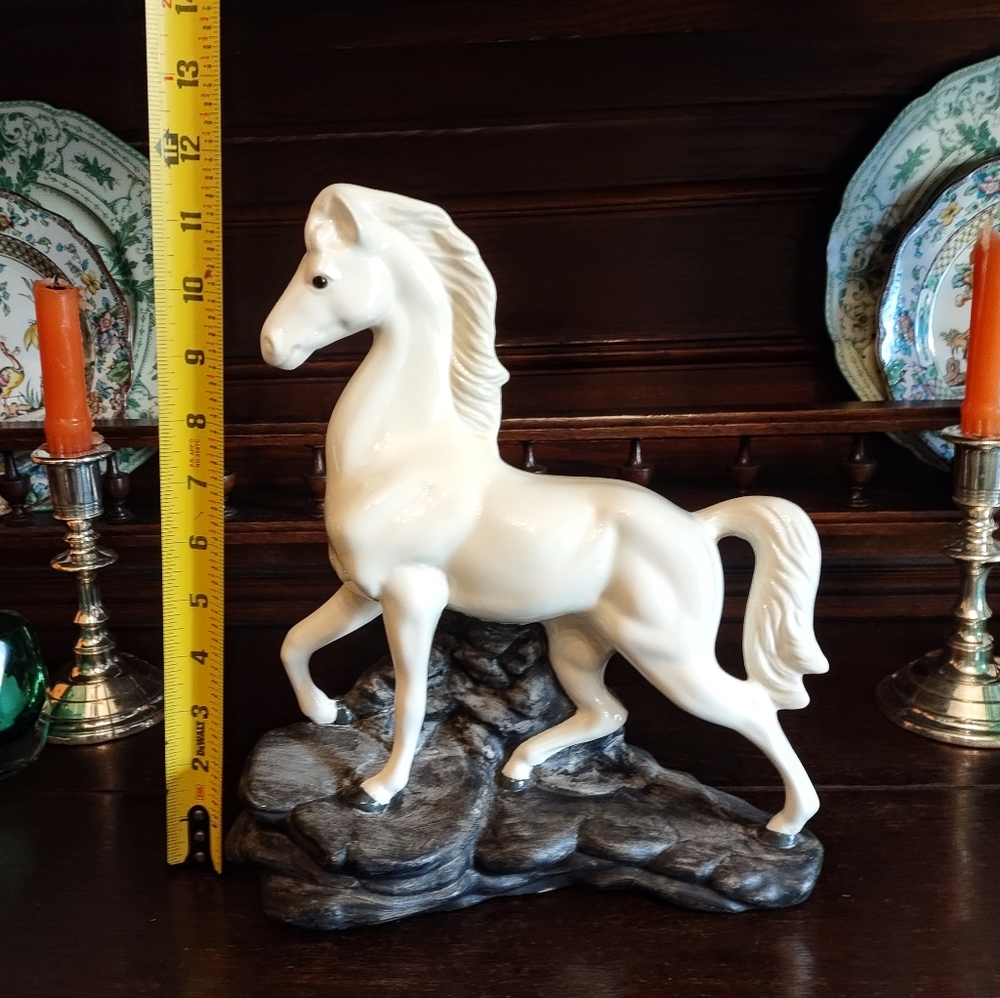 VGUC. Vintage White Horse Figurine Statue in porcelain Ltd Edition